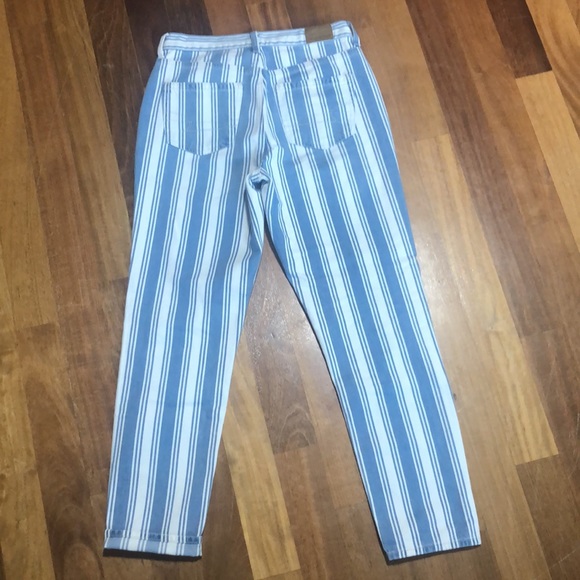 Blue and white American Eagle skinny jeans. - Picture 4 of 4